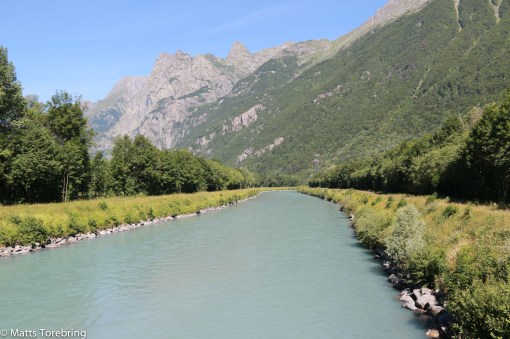 En flod rinner i hela dalgången
