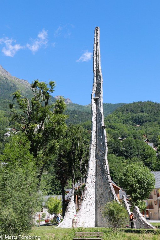 En "klättervägg" finns mitt i byn