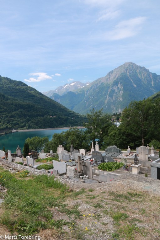 Här nere ligger den stora dammen som vi besökte i förrgår