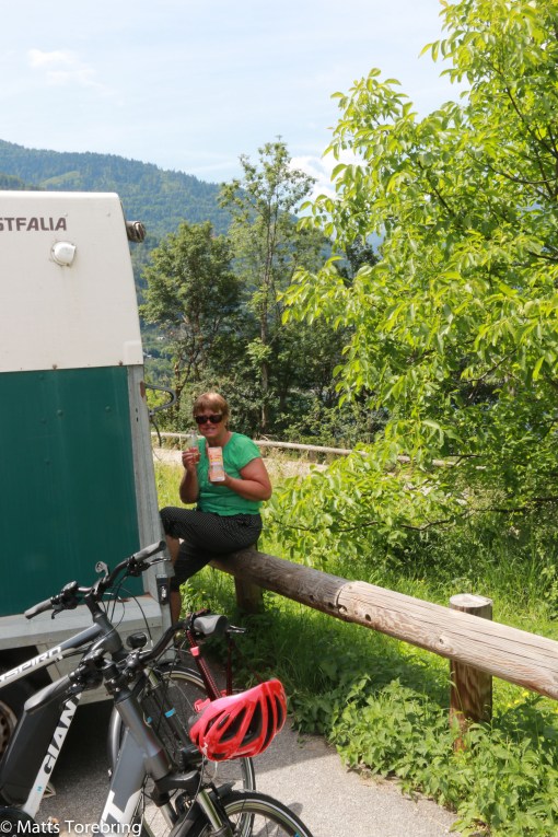 Skugga, rast, vila, dryck och en smörgås