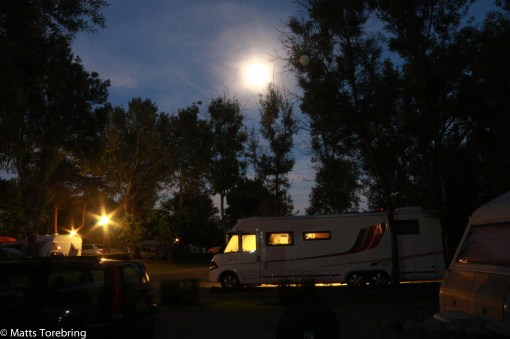 Klockan är 23, men vi sitter ute en timma till