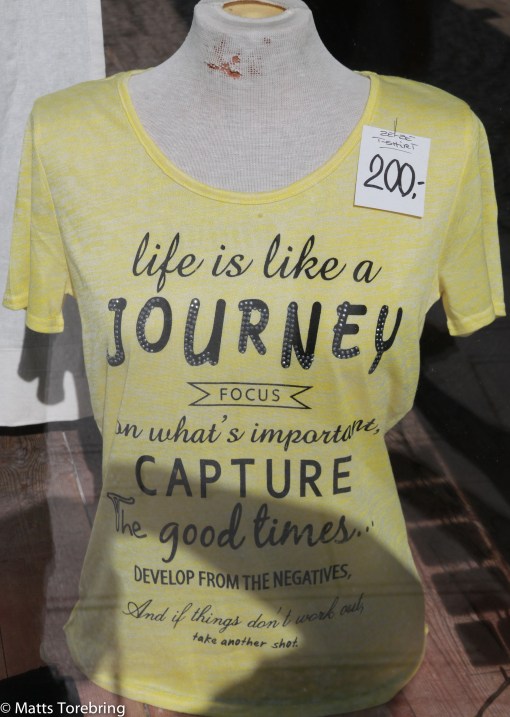 En T-skirt i ett skyltfönster på Møn