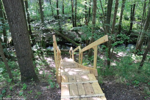 Flera små trappor leder ned till Hjoån