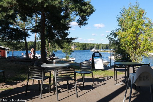 Till fots till restaurangen på Torpön