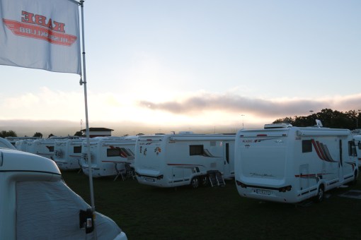 Vi är uppe vid sju och kokar kaffe