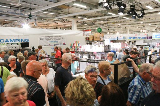 Här var det trångt, men vi fick med oss nya kaffemuggar ut