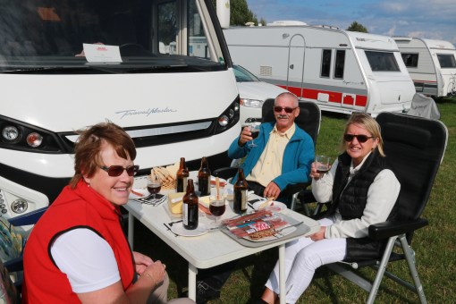 Marbäcks Smeaöl & pilsnnerkorv tillsammans ned Lennart & Irene