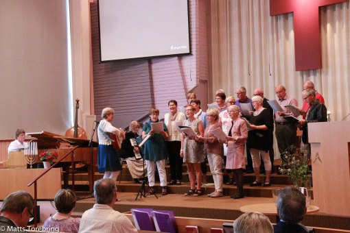 "Husbilskören" sjunger och Birgitta spelar