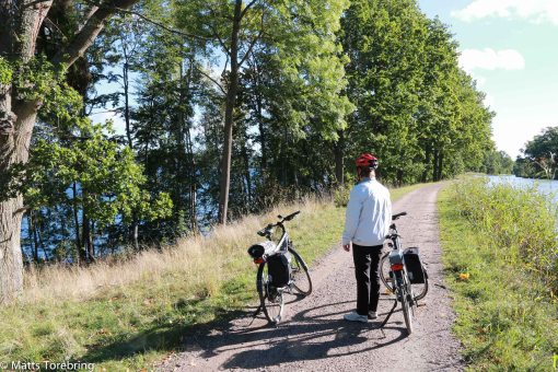Vatten på två sidor, fast på olika höjd