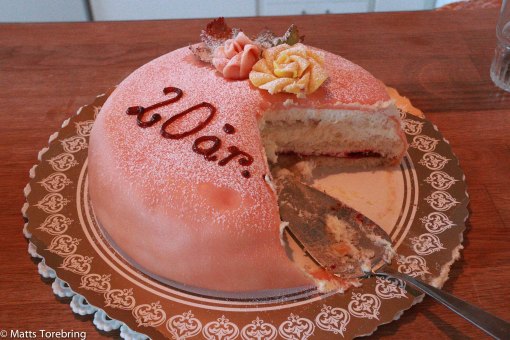 Strax före klockan 7 var tårtan framdukad