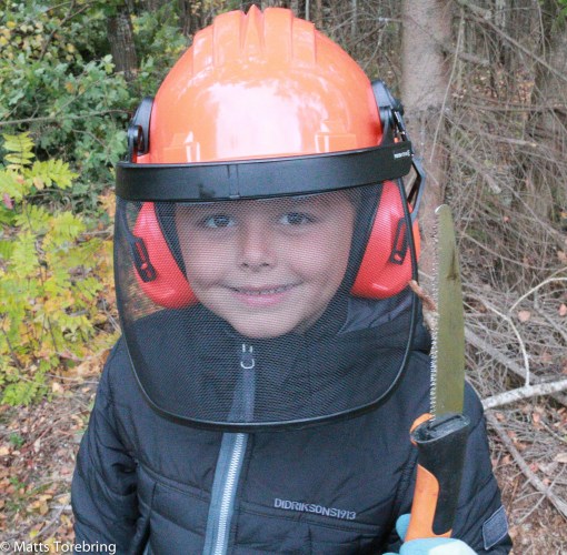 Linus Torebring fullt skogsarbetarklädd