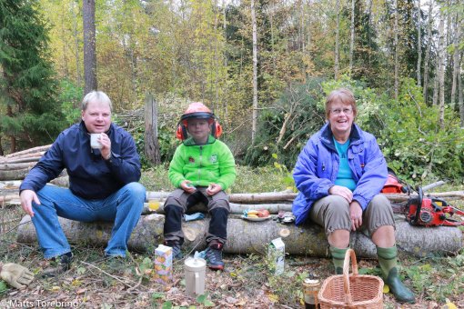 Birgitta kommer ut och bjuder på förmiddagsfika