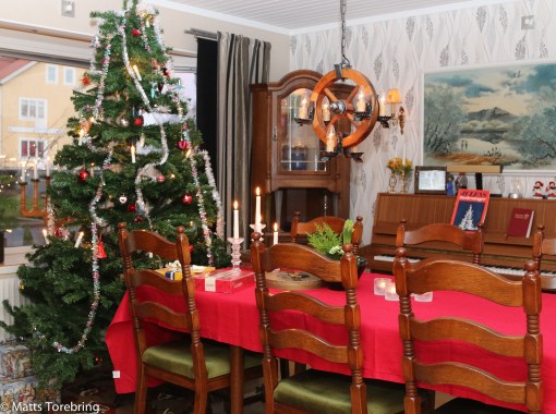 Själva rev vi två väggar i våras - nu fick julgranen stå på en annan plats 