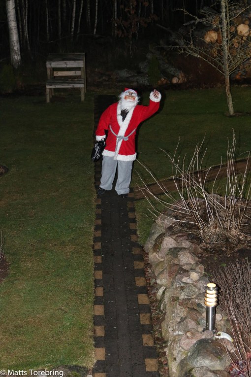 Det hördes ett tjoanade nedifrån skogen