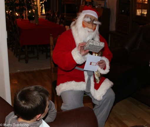 Oj,oj, oj vad julklappar, jag blir alldeles trött, sa tomten