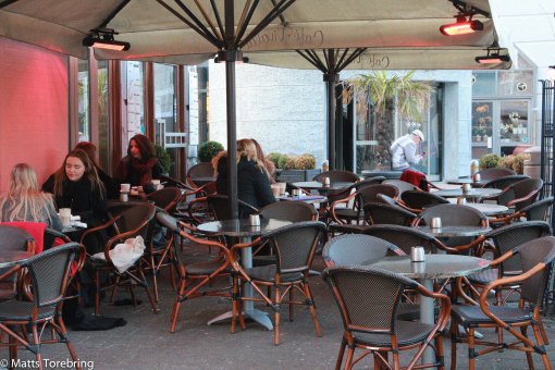 Trots kylan satt många ute och fikade